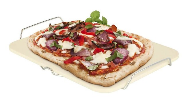 PIZZA PÅ GRILLEN: Med en pizzastein kan du lage deilige pizzaer på grillen. PIZZA PÅ GRILLEN: Med en pizzastein kan du lage deilige pizzaer på grillen.