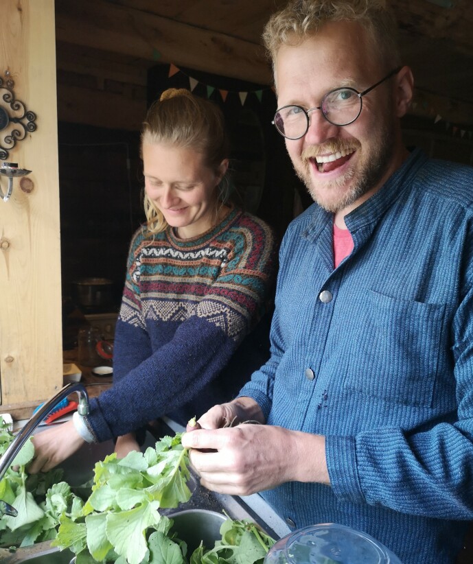 JOBBER SAMMEN: Evert ansatte Line som grønnsaksdyrker på gården. Men de er også kjærester. FOTO: Privat JOBBER SAMMEN: Evert ansatte Line som grønnsaksdyrker på gården. Men de er også kjærester. FOTO: Privat