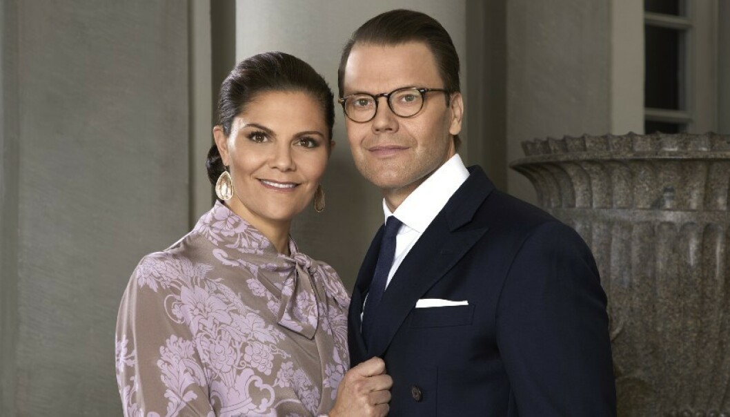 KJÆRLIGHET: Det andre portrettet viser kronprinsesse Victoria ha et godt tak rundt ektemannen prins Daniel. Foto: Anna Lena Ahlström/ Kungl. Hovstaterna KJÆRLIGHET: Det andre portrettet viser kronprinsesse Victoria ha et godt tak rundt ektemannen prins Daniel. Foto: Anna Lena Ahlström/ Kungl. Hovstaterna