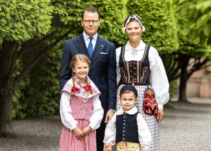 NYE BILDER: Tidligere i sommer slapp kongehuset nye bilder av kronprinsessefamilien, i forbindelse med Sveriges nasjonaldag 6. juni. Én detalj fikk imidlertid rojale fans til å sperre opp øynene. Foto: Det svenske kongehuset NYE BILDER: Tidligere i sommer slapp kongehuset nye bilder av kronprinsessefamilien, i forbindelse med Sveriges nasjonaldag 6. juni. Én detalj fikk imidlertid rojale fans til å sperre opp øynene. Foto: Det svenske kongehuset