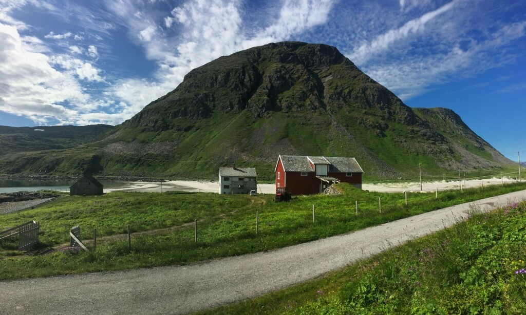 FORELØPIG LITEN BYGDNINGSMASSE: Bygningene på Eidegården ble ifølge salgspresentasjonen gjenreist i 1947/48 etter at den tyske okkupasjonsmakten brant dem ned. Foto: Knut Skoglund FORELØPIG LITEN BYGDNINGSMASSE: Bygningene på Eidegården ble ifølge salgspresentasjonen gjenreist i 1947/48 etter at den tyske okkupasjonsmakten brant dem ned. Foto: Knut Skoglund