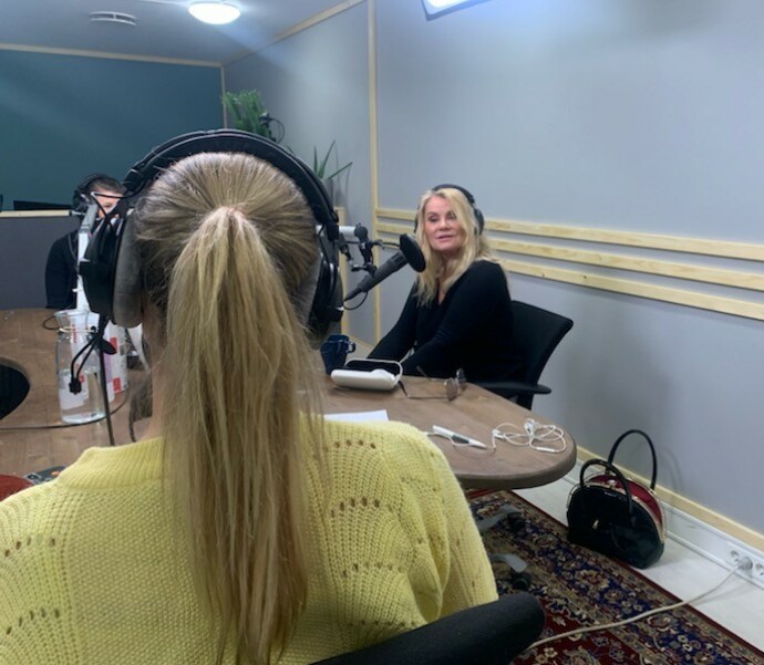 KOMMUNIKASJON: Mia Gundersen sier i podkasten av kommunikasjon er viktig, for at man skal skjønne hva penger og forbruk betyr i et forhold. FOTO: Privat/Pengetabu KOMMUNIKASJON: Mia Gundersen sier i podkasten av kommunikasjon er viktig, for at man skal skjønne hva penger og forbruk betyr i et forhold. FOTO: Privat/Pengetabu