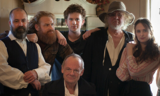 GJENGEN: Fra venstre: Skuespiller Fredrik Hermansen, dramaturg Kristoffer Hivju, skuespiller Per Christian Ellefsen, skuespiller Öde Nerdrum, dramatiker Odd Nerdrum og instruktør Aftur Spildo Nerdrum. Foto: Bork S. Nerdrum GJENGEN: Fra venstre: Skuespiller Fredrik Hermansen, dramaturg Kristoffer Hivju, skuespiller Per Christian Ellefsen, skuespiller Öde Nerdrum, dramatiker Odd Nerdrum og instruktør Aftur Spildo Nerdrum. Foto: Bork S. Nerdrum