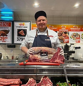 POPULÆRT: Salget av ferskt kjøtt har økt etter at grensa stengte, og mange prøver nye stykningsdeler. Her er ferskvaresjef Kristoffer Aleksandersen på Meny Østfoldhallene. Foto: Meny POPULÆRT: Salget av ferskt kjøtt har økt etter at grensa stengte, og mange prøver nye stykningsdeler. Her er ferskvaresjef Kristoffer Aleksandersen på Meny Østfoldhallene. Foto: Meny