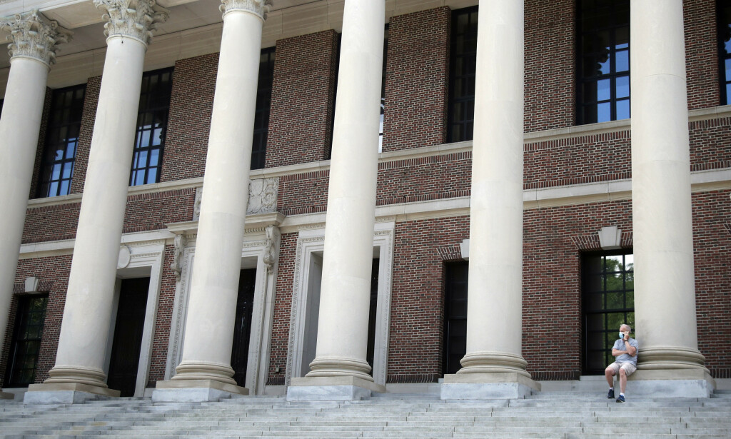 CORONA-KRØLL: Innreiseforbud, relatert til pandemien, kan nå skape ugreie for norske studenter ved amerikanske universiteter. Foto: AP Photo / Elise Amendola CORONA-KRØLL: Innreiseforbud, relatert til pandemien, kan nå skape ugreie for norske studenter ved amerikanske universiteter. Foto: AP Photo / Elise Amendola