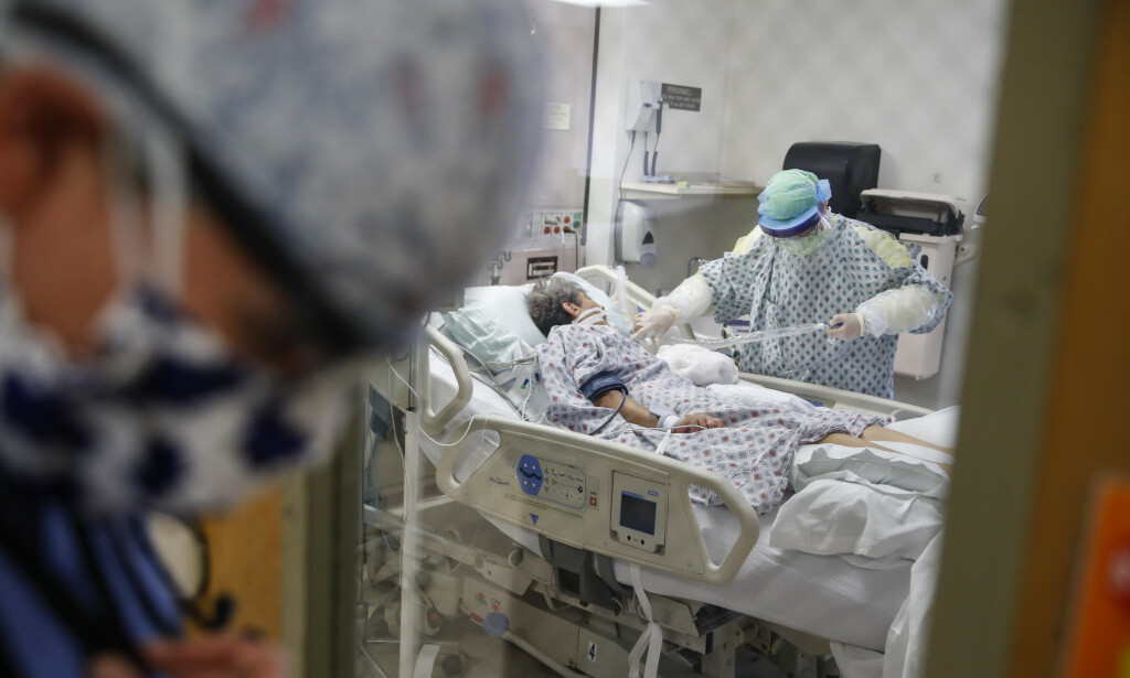NEW YORK: En pasient behandles for covid-19 på et sykehus i New York. I mange amerikanske delstater fylles nå sykehusene opp av koronasyke pasienter. Foto: AP / NTB scanpix NEW YORK: En pasient behandles for covid-19 på et sykehus i New York. I mange amerikanske delstater fylles nå sykehusene opp av koronasyke pasienter. Foto: AP / NTB scanpix
