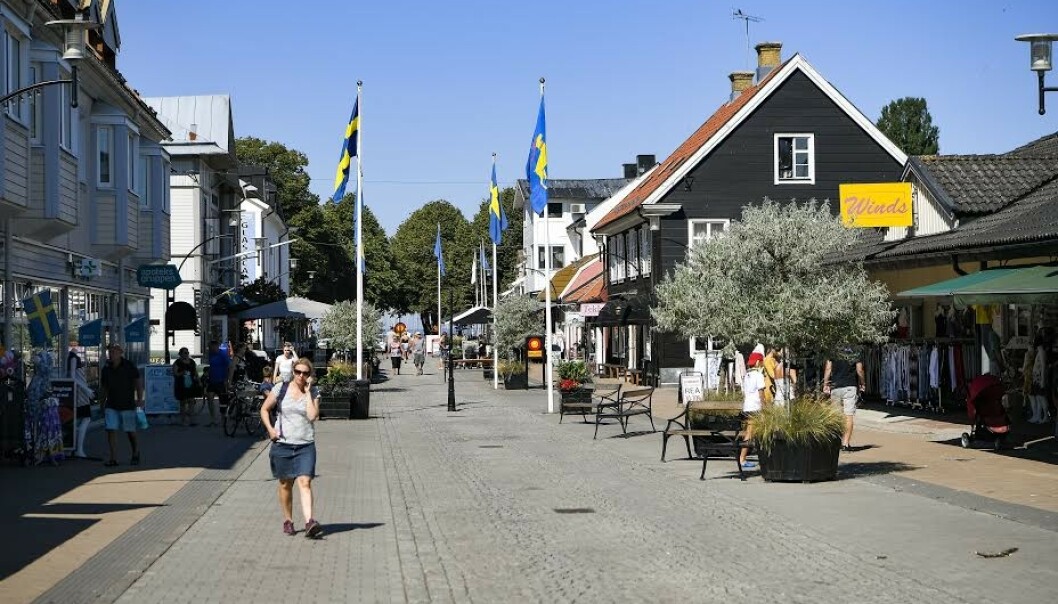 TETT I SENTRUM: Ledelsen i Kalmar län er bekymret for at folk oppholder seg for tett inne i sentrum på Öland. Bildet er fra storgata i Borgholm, og ble tatt tidligere i sommer. Foto: Alex Ljungdahl/Expressen TETT I SENTRUM: Ledelsen i Kalmar län er bekymret for at folk oppholder seg for tett inne i sentrum på Öland. Bildet er fra storgata i Borgholm, og ble tatt tidligere i sommer. Foto: Alex Ljungdahl/Expressen