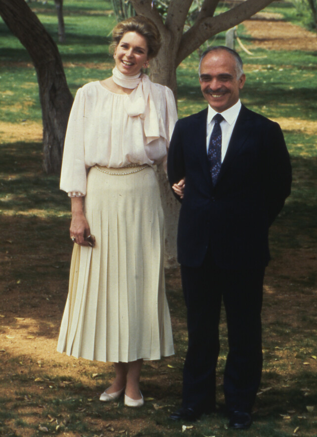 ENKE: Dronning Noor opplevde å miste sin kjære ektemann, kong Hussein av Jordan, i 1999. Her er de to avbildet i 1984. Foto: NTB Scanpix ENKE: Dronning Noor opplevde å miste sin kjære ektemann, kong Hussein av Jordan, i 1999. Her er de to avbildet i 1984. Foto: NTB Scanpix