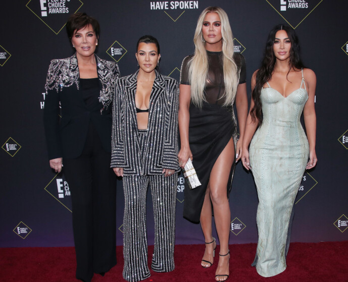 TURBULENT: Kourtney Kardashian (midten t.v) ønsker ikke å medvirke i familiens realitysirkus lengre. Det gir hun nå klar og tydelig beskjed om. Her er hun fotografert med mamma Kris Jenner, og sine yngre søstre Khloé og Kim Kardashian høsten 2019. Foto: NTB Scanpix TURBULENT: Kourtney Kardashian (midten t.v) ønsker ikke å medvirke i familiens realitysirkus lengre. Det gir hun nå klar og tydelig beskjed om. Her er hun fotografert med mamma Kris Jenner, og sine yngre søstre Khloé og Kim Kardashian høsten 2019. Foto: NTB Scanpix