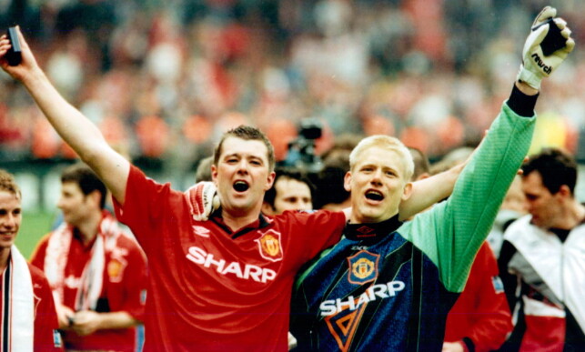 1995-1996: Peter Schmeichel feirer FA-cupgullet sammen med Gary Pallister i sesongen 1995/1996. Manchester United slo Liverpool 1-0. Foto: NTB scanpix 1995-1996: Peter Schmeichel feirer FA-cupgullet sammen med Gary Pallister i sesongen 1995/1996. Manchester United slo Liverpool 1-0. Foto: NTB scanpix