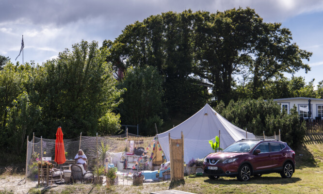 CAMPING: Avnung har skaffet seg en av de beste plassene på campingen rett nede ved stranda. Foto: Lars Eivind Bones / Dagbladet. CAMPING: Avnung har skaffet seg en av de beste plassene på campingen rett nede ved stranda. Foto: Lars Eivind Bones / Dagbladet.