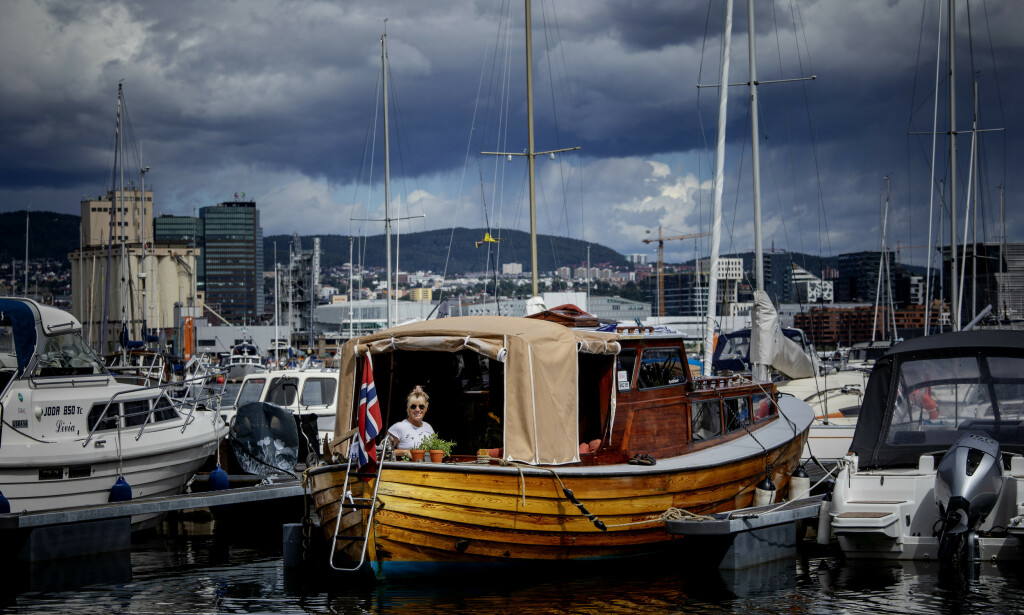 FERSK BÅTEIER: - Det er fantastisk å ligge i båthavna på Hovedøya. Det er en rolig og deilig stemning, mange har vært her i 30 år, og alle hilser bestandig. Det er som å være på fjellet, lett å bli kjent med naboen, sier Marte Frigstad Brennbakken. Foto: Nina Hansen / Dagbladet FERSK BÅTEIER: - Det er fantastisk å ligge i båthavna på Hovedøya. Det er en rolig og deilig stemning, mange har vært her i 30 år, og alle hilser bestandig. Det er som å være på fjellet, lett å bli kjent med naboen, sier Marte Frigstad Brennbakken. Foto: Nina Hansen / Dagbladet