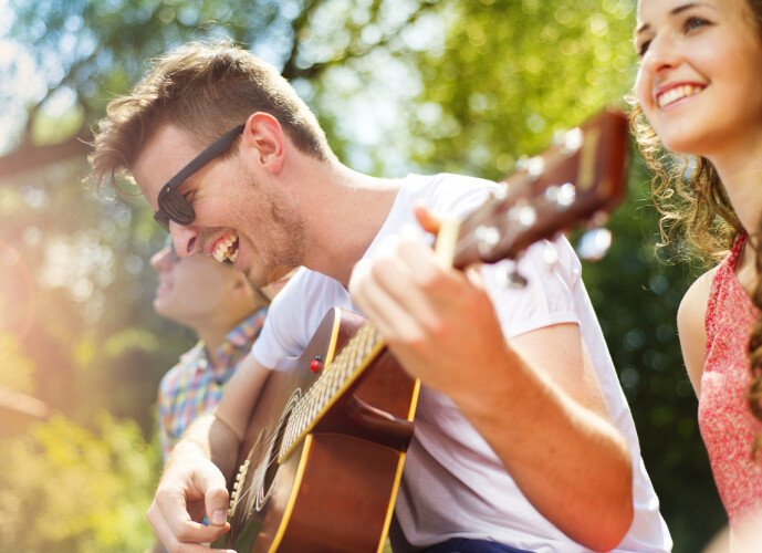 MUSIKKGLEDE: Samle venner til hagekonsert eller spill av en av de mange gratiskonsertene som ligger ute på nett. Bare husk en meters-regelen. FOTO: NTBscanpix MUSIKKGLEDE: Samle venner til hagekonsert eller spill av en av de mange gratiskonsertene som ligger ute på nett. Bare husk en meters-regelen. FOTO: NTBscanpix