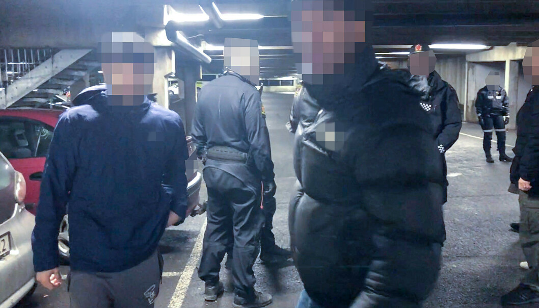 PROTESTERTE: Hendelsen i garasjen er en av flere hissige situasjoner mellom politiet og folk på Mortensrud i Oslo. Foto: Øistein Norum Monsen / Dagbladet PROTESTERTE: Hendelsen i garasjen er en av flere hissige situasjoner mellom politiet og folk på Mortensrud i Oslo. Foto: Øistein Norum Monsen / Dagbladet