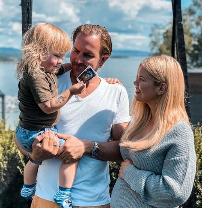 FAMILIEFORØKELSE: Julianne og Ulrik Nygård avslørte familieforøkelsen med dette bildet på Instagram. Foto: Privat FAMILIEFORØKELSE: Julianne og Ulrik Nygård avslørte familieforøkelsen med dette bildet på Instagram. Foto: Privat