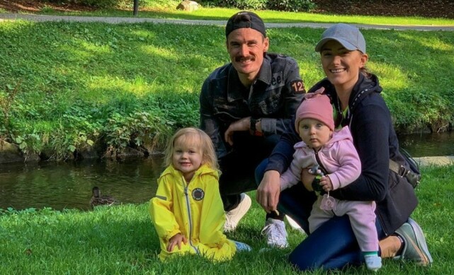 HELE FAMILIEN: Familien på fire består av Henrik og Liva, samt døtrene Olivia og Charlotte. Foto: Privat HELE FAMILIEN: Familien på fire består av Henrik og Liva, samt døtrene Olivia og Charlotte. Foto: Privat