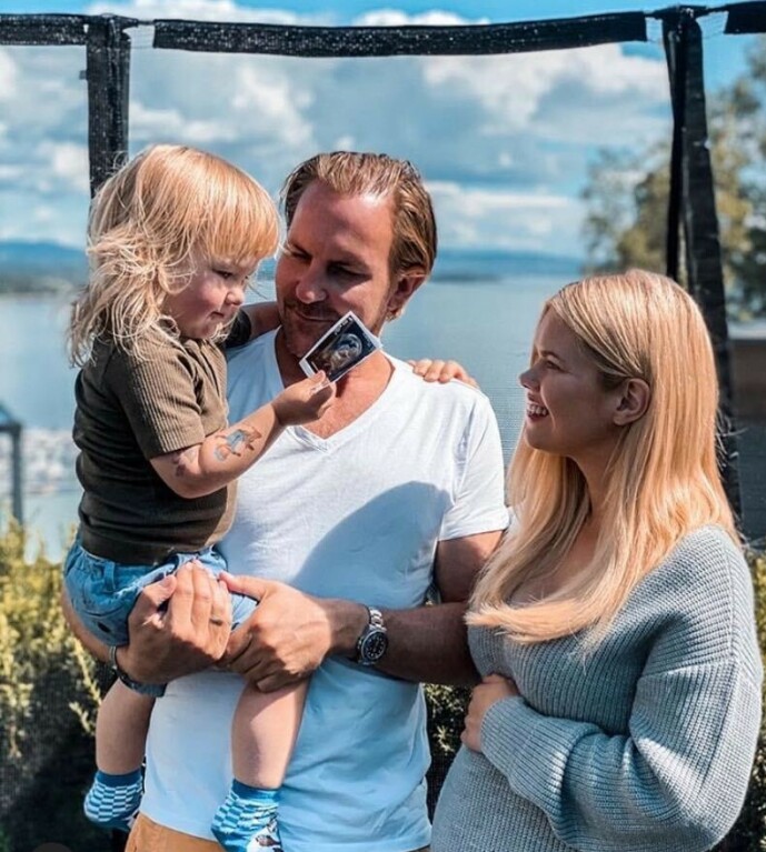 FAMILIEFORØKELSE: Julianne og Ulrik Nygård avslørte familieforøkelsen med dette bildet på Instagram. Foto: Privat FAMILIEFORØKELSE: Julianne og Ulrik Nygård avslørte familieforøkelsen med dette bildet på Instagram. Foto: Privat