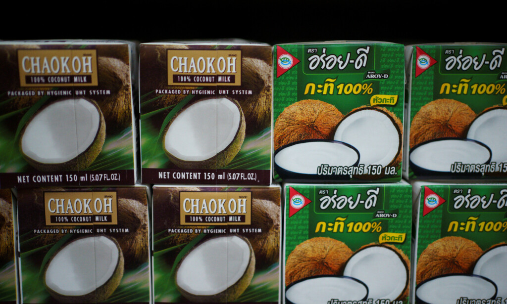 KOKOSMELK: Butikkjeder over hele verden har boikottet kokosprodusenter i Thailand, som bruker aper til å sanke kokosnøtter. Foto: Reuters KOKOSMELK: Butikkjeder over hele verden har boikottet kokosprodusenter i Thailand, som bruker aper til å sanke kokosnøtter. Foto: Reuters