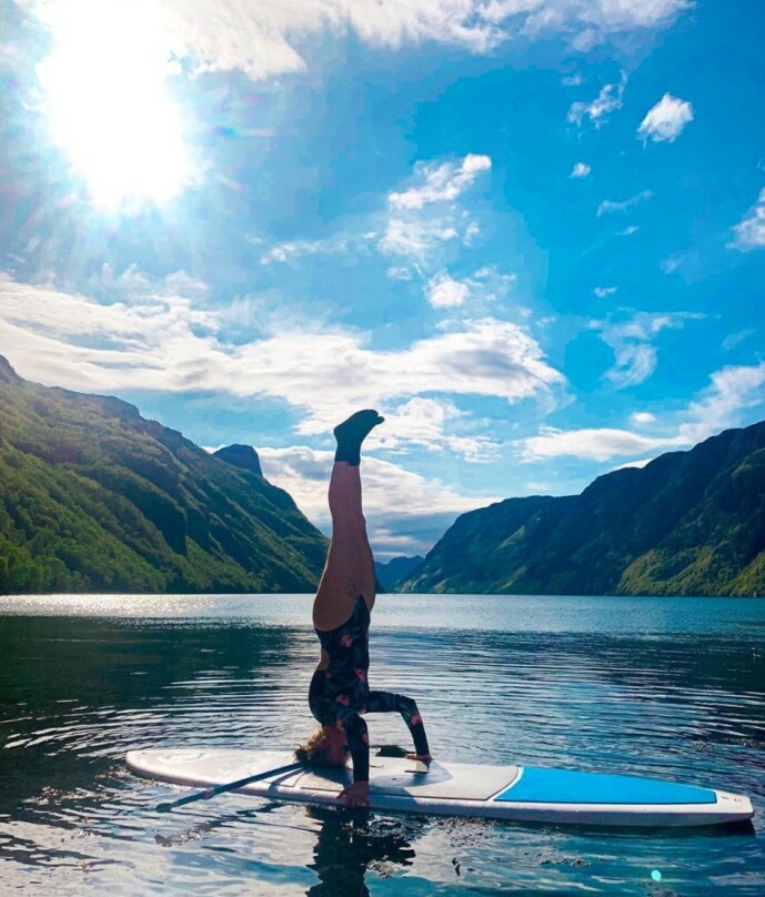 YOGA: 24-åringen har begynt med både yoga og sufring for å roe ned etter hektiske dager. Foto: Privat YOGA: 24-åringen har begynt med både yoga og sufring for å roe ned etter hektiske dager. Foto: Privat