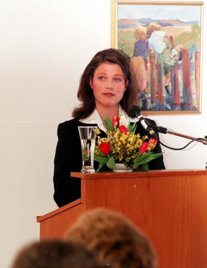 TALERSKREKK: En av tingene prinsessa slet med lenge, var å stå på scener. Her er hun fotografert i 1996 på åpningen av det nye barneavsnittet ved Statens senter for epilepsi. Foto: NTB Scanpix TALERSKREKK: En av tingene prinsessa slet med lenge, var å stå på scener. Her er hun fotografert i 1996 på åpningen av det nye barneavsnittet ved Statens senter for epilepsi. Foto: NTB Scanpix
