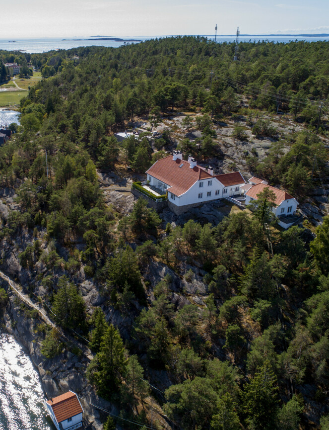 LEKKERT: Eiendommen består av et hovedhus og et gjestehus. Egen brygge og båthus er også med på kjøpet. Foto: NTB Scanpix LEKKERT: Eiendommen består av et hovedhus og et gjestehus. Egen brygge og båthus er også med på kjøpet. Foto: NTB Scanpix