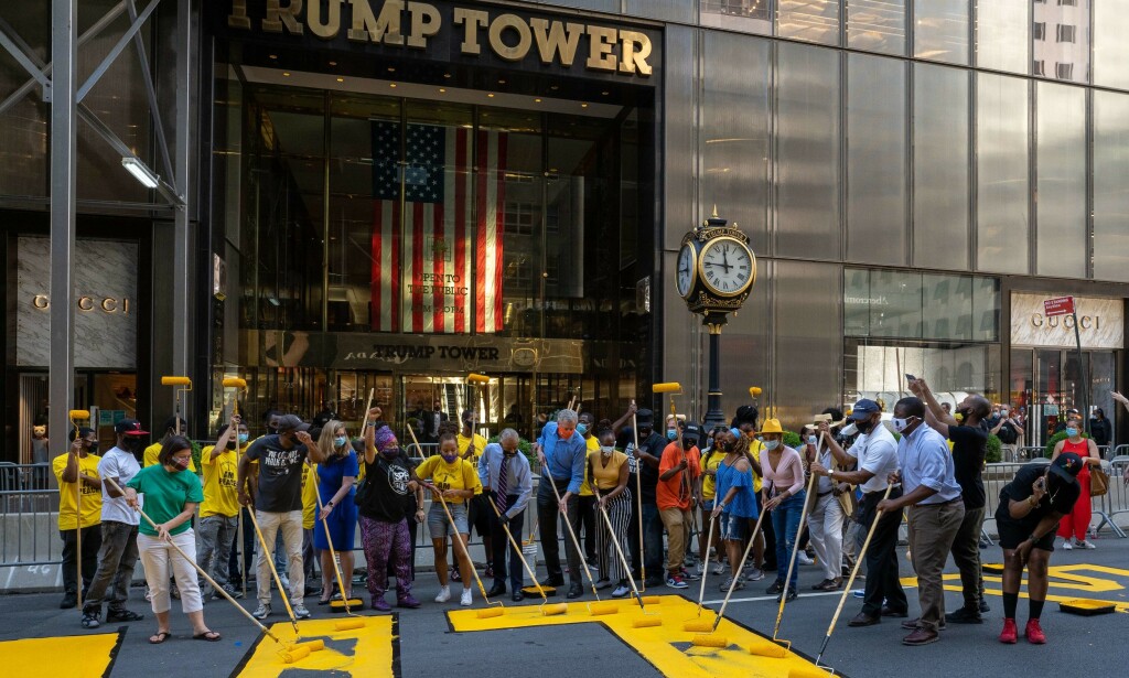 ORDFØREREN HJELPER TIL: New York-ordfører Bill de Blasio og kona Chirlane McCray hjelper til med å male «Black Lives Matter» rett utenfor Trump Tower. Foto: David Delgado / Getty Images / AFP / NTB Scanpix ORDFØREREN HJELPER TIL: New York-ordfører Bill de Blasio og kona Chirlane McCray hjelper til med å male «Black Lives Matter» rett utenfor Trump Tower. Foto: David Delgado / Getty Images / AFP / NTB Scanpix