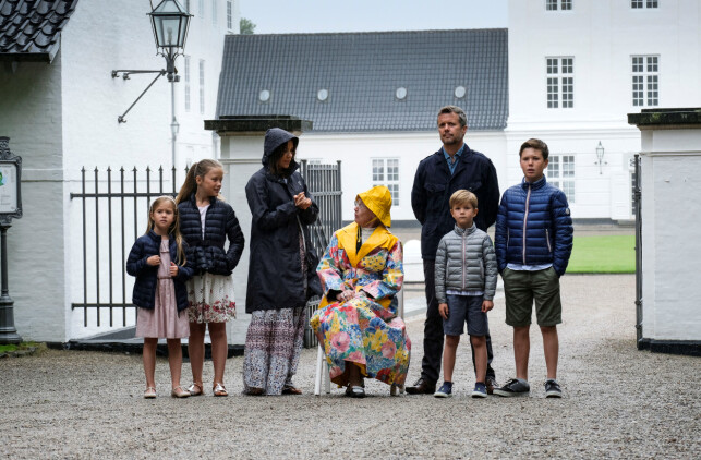 INGEN KOM TIL SKADE: Ifølge det danske kongehusets kommunikasjonssavdeling var det ingen som kom til skade under hendelsen. Her er kronprinsfamilien avbildet med dronning Margrethe utenfor Gråsten slott i 2017. INGEN KOM TIL SKADE: Ifølge det danske kongehusets kommunikasjonssavdeling var det ingen som kom til skade under hendelsen. Her er kronprinsfamilien avbildet med dronning Margrethe utenfor Gråsten slott i 2017.