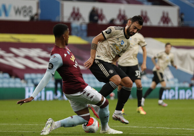 OMSTRIDT: Her situasjonen som endte med at dommer Jon Moss pekte på ellevemeteren. Bruno Fernandes landet oppå Ezri Konsa. Foto: NTB scanpix OMSTRIDT: Her situasjonen som endte med at dommer Jon Moss pekte på ellevemeteren. Bruno Fernandes landet oppå Ezri Konsa. Foto: NTB scanpix