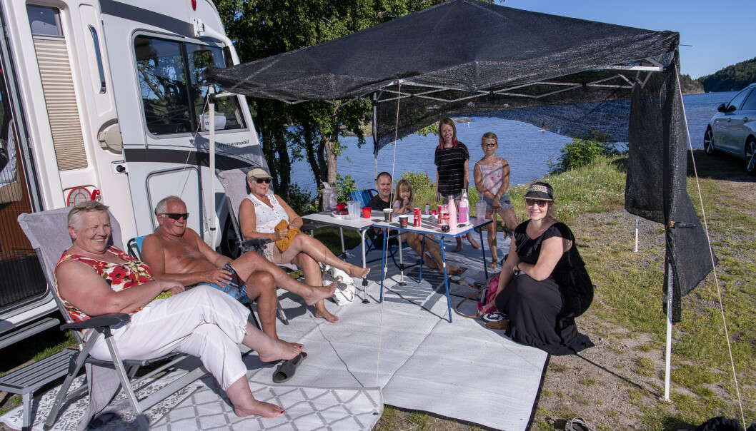 FERIE: Paret hadde torsdag familien på besøk. Barna Helene Krossen Aagren (10), Andrea Krossen Aagren (8) og Louise Krossen Aagren (3), og deres foreldre Erik Krossen og Hilde Aagren. Foran, i høy stol sitter Sølvi Aagren. Foto: Lars Eivind Bones / Dagbladet. FERIE: Paret hadde torsdag familien på besøk. Barna Helene Krossen Aagren (10), Andrea Krossen Aagren (8) og Louise Krossen Aagren (3), og deres foreldre Erik Krossen og Hilde Aagren. Foran, i høy stol sitter Sølvi Aagren. Foto: Lars Eivind Bones / Dagbladet.