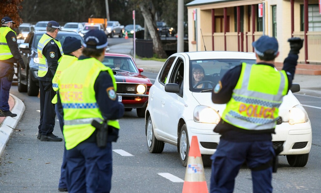 GRENSA: Politiet i New South Wales (NSW) sjekker biler som krysser grensa fra Victoria. NSW stengte nemlig grensa til Victoria tidligere denne uka. Foto: William WEST / AFP GRENSA: Politiet i New South Wales (NSW) sjekker biler som krysser grensa fra Victoria. NSW stengte nemlig grensa til Victoria tidligere denne uka. Foto: William WEST / AFP