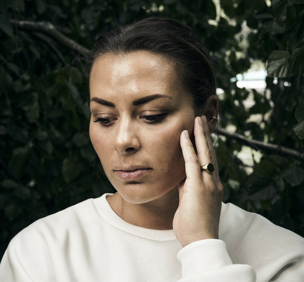 Tok bladet fra munnen: Da telefonen til Nora Mørk ble hacket og tretti private bilder ble delt via sosiale medier, klarte hun ikke å holde kjeft. - Jeg fikk problemer med å spise og sove, alt ble vanskelig. Og jeg skammet meg noe helt forferdelig, det var kanskje det aller verste. Foto: Morten Rakke Tok bladet fra munnen: Da telefonen til Nora Mørk ble hacket og tretti private bilder ble delt via sosiale medier, klarte hun ikke å holde kjeft. - Jeg fikk problemer med å spise og sove, alt ble vanskelig. Og jeg skammet meg noe helt forferdelig, det var kanskje det aller verste. Foto: Morten Rakke
