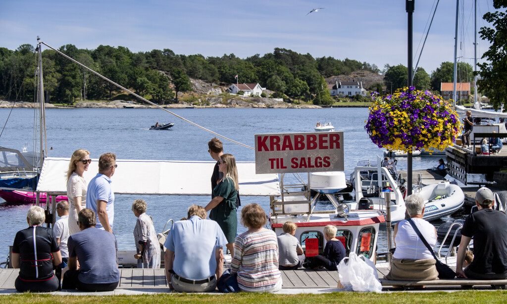 GRIMSTAD: Det er for tiden mange mennesker på ferie i Grimstad. Her krabbesalg på brygga. Foto: Lars Eivind Bones / Dagbladet. GRIMSTAD: Det er for tiden mange mennesker på ferie i Grimstad. Her krabbesalg på brygga. Foto: Lars Eivind Bones / Dagbladet.
