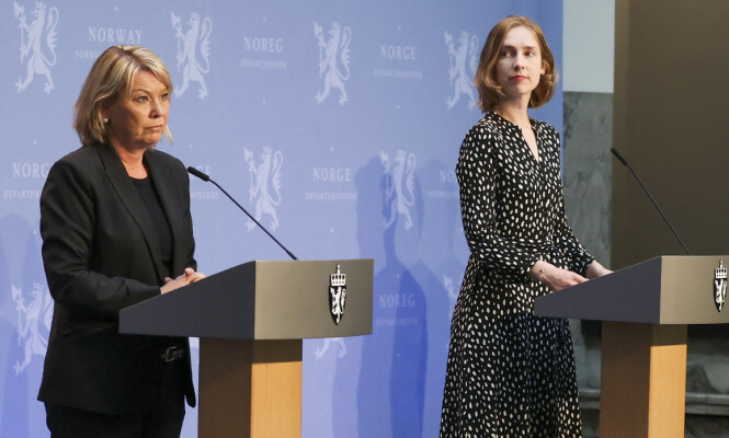 REISERÅD: Justisminister Monica Mæland og næringsminister Iselin Nybø deltar på fredagens pressekonferanse. Foto: Ørn E. Borgen / NTB scanpix REISERÅD: Justisminister Monica Mæland og næringsminister Iselin Nybø deltar på fredagens pressekonferanse. Foto: Ørn E. Borgen / NTB scanpix