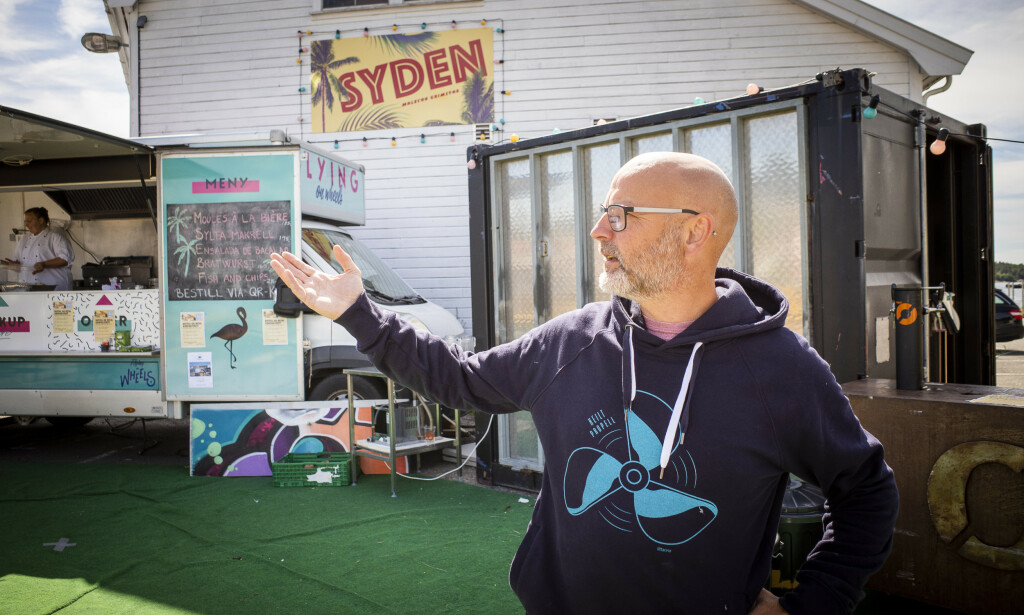 SYDEN-RUNE: Sørlandet har blitt den nye Syden. Et lysende Syden-skilt minner gjestene på Torskeholmen bar og restaurant om at de er i «Syden». Foto: Lars Eivind Bones / Dagbladet. SYDEN-RUNE: Sørlandet har blitt den nye Syden. Et lysende Syden-skilt minner gjestene på Torskeholmen bar og restaurant om at de er i «Syden». Foto: Lars Eivind Bones / Dagbladet.