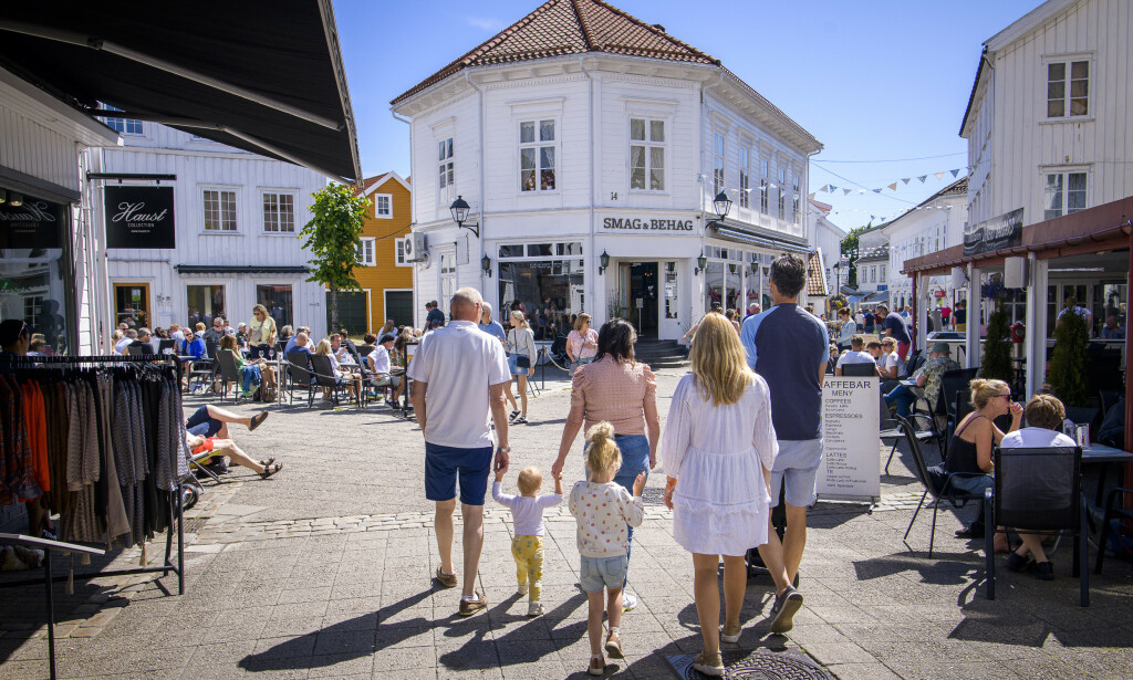 GÅGATA: I gågata i Grimstad kryr det av mennesker. Foto: Lars Eivind Bones / Dagbladet. GÅGATA: I gågata i Grimstad kryr det av mennesker. Foto: Lars Eivind Bones / Dagbladet.