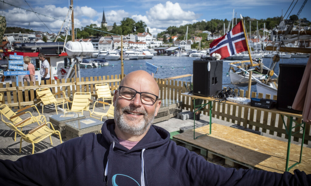 Grimstad: Rune Nøstvik sier at det kryr av turister i Grimstad i disse dager. Foto: Lars Eivind Bones / Dagbladet. Grimstad: Rune Nøstvik sier at det kryr av turister i Grimstad i disse dager. Foto: Lars Eivind Bones / Dagbladet.