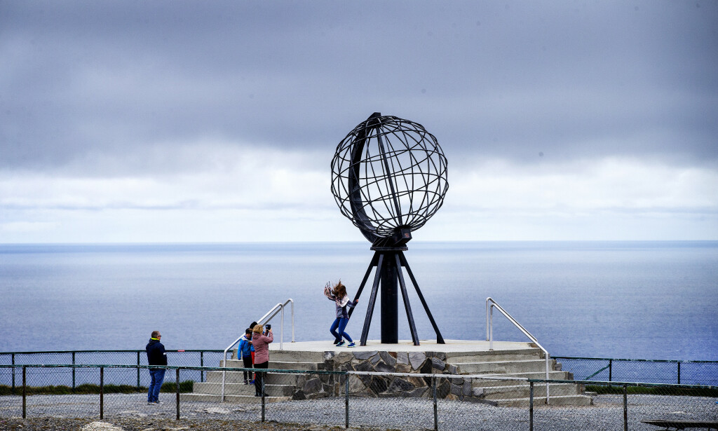 EN HÅNDFULL: I løpet av de to tre timene Dagbladet var på Nordkapp-platået, var det bare en håndfull turister som besøkte stedet. Foto: Henning Lillegård / Dagbladet EN HÅNDFULL: I løpet av de to tre timene Dagbladet var på Nordkapp-platået, var det bare en håndfull turister som besøkte stedet. Foto: Henning Lillegård / Dagbladet