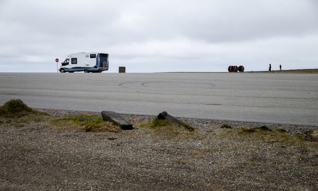 HELT TOMT: På en vanlig dag er det helt fullt på parkeringsplassen ved Nordkapp-platået. Nå er det tomt. På en god sommerdag er det 6-7000 turister på platået. Foto: Henning Lillegård / Dagbladet HELT TOMT: På en vanlig dag er det helt fullt på parkeringsplassen ved Nordkapp-platået. Nå er det tomt. På en god sommerdag er det 6-7000 turister på platået. Foto: Henning Lillegård / Dagbladet