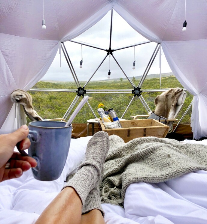 LUKSUSLIV: I Arctic Dome Rondane kan du nyte kaffekoppen i et unikt telt, utformet som en halvkule med vinduer. FOTO: Torild Moland LUKSUSLIV: I Arctic Dome Rondane kan du nyte kaffekoppen i et unikt telt, utformet som en halvkule med vinduer. FOTO: Torild Moland