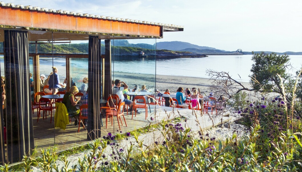 SJØUTSIKT: Strandbaren på Stokkøya er plassert midt i postkort-vakre omgivelser. FOTO: Christian Houge SJØUTSIKT: Strandbaren på Stokkøya er plassert midt i postkort-vakre omgivelser. FOTO: Christian Houge