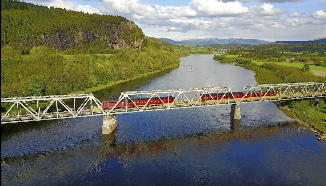PARKERT FOR GODT: Togsettet som står plassert på ei bru over elva Namsen, er perfekt overnatting for fiskeglade. FOTO: Namsen Salmon & Train Experience PARKERT FOR GODT: Togsettet som står plassert på ei bru over elva Namsen, er perfekt overnatting for fiskeglade. FOTO: Namsen Salmon & Train Experience