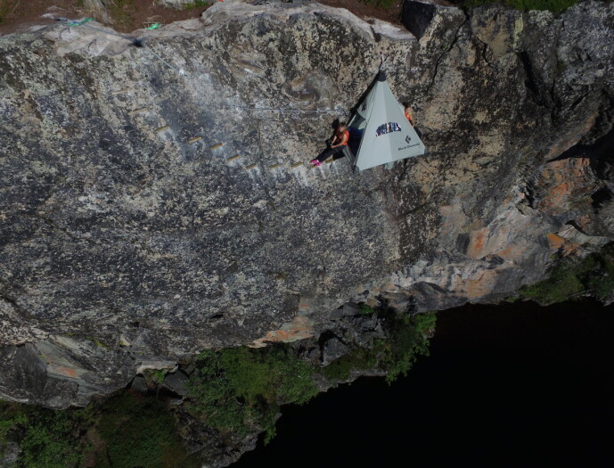 SIKRING: Du må klatre ned til teltet for to, som henger midt i fjellveggen. Heldigvis blir du blir utstyrt med radioforbindelse til nattevakta i parken. FOTO: Rypetoppen Adventurepark SIKRING: Du må klatre ned til teltet for to, som henger midt i fjellveggen. Heldigvis blir du blir utstyrt med radioforbindelse til nattevakta i parken. FOTO: Rypetoppen Adventurepark
