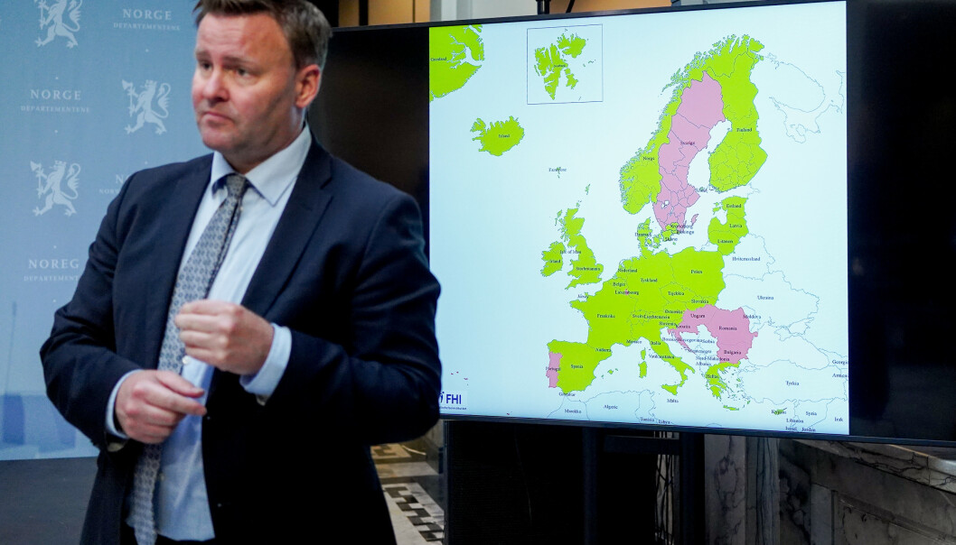 KART: Assisterende helsedirektør Espen Rostrup Nakstad avbildet med kartet over land nordmenn kan reise til uten å måtte gå i karantene når de kommer hjem igjen. Foto: Fredrik Hagen / NTB scanpix KART: Assisterende helsedirektør Espen Rostrup Nakstad avbildet med kartet over land nordmenn kan reise til uten å måtte gå i karantene når de kommer hjem igjen. Foto: Fredrik Hagen / NTB scanpix