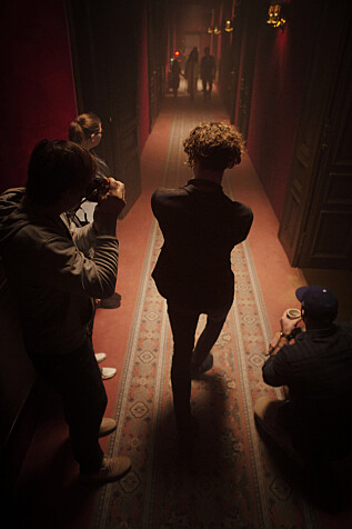 INNSPILLING: Regissør og crew på sett. Foto: Netflix. INNSPILLING: Regissør og crew på sett. Foto: Netflix.