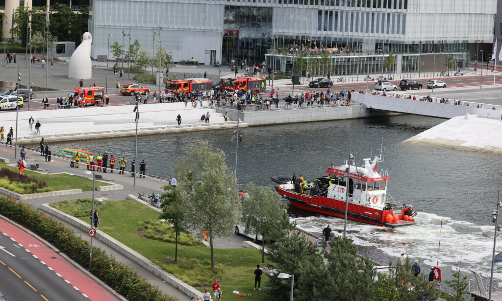 STOR AKSJON: Store styrker fra nødetatene rykket ut da en mann stakk fra en politipatrulje og hoppet i vannet ved Operaen.
Foto: Ørn E. Borgen / NTB scanpix STOR AKSJON: Store styrker fra nødetatene rykket ut da en mann stakk fra en politipatrulje og hoppet i vannet ved Operaen.
Foto: Ørn E. Borgen / NTB scanpix