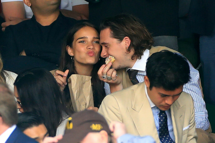 PÅ WIMBLEDON: Her er Hana Cross og Brooklyn Beckham avbildet under herrenes Wimbeldon-finale i midten av juli i fjor. Foto: NTB Scanpix PÅ WIMBLEDON: Her er Hana Cross og Brooklyn Beckham avbildet under herrenes Wimbeldon-finale i midten av juli i fjor. Foto: NTB Scanpix