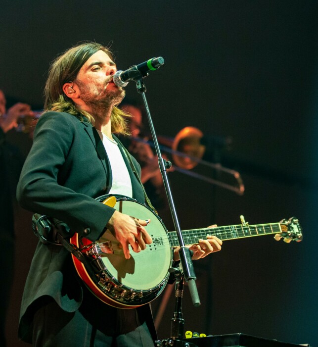 EKTEMANNEN: For fire år siden giftet skuespilleren seg med Mumford & Sons' hovedgitarist, Winston Marshall. Her er han avbildet på scenen i 2019. Foto: NTB Scanpix EKTEMANNEN: For fire år siden giftet skuespilleren seg med Mumford & Sons' hovedgitarist, Winston Marshall. Her er han avbildet på scenen i 2019. Foto: NTB Scanpix