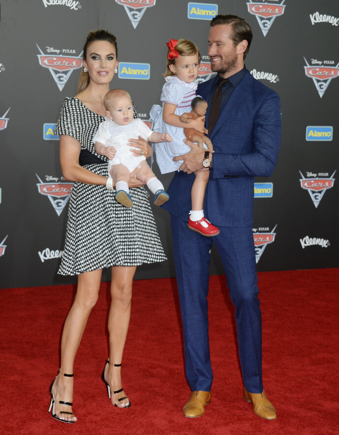 TOBARNSFORELDRE: Her er Elizabeth Chambers og Armie Hammer avbildet sammen med barna Harper og Ford i 2017. Foto: NTB Scanpix TOBARNSFORELDRE: Her er Elizabeth Chambers og Armie Hammer avbildet sammen med barna Harper og Ford i 2017. Foto: NTB Scanpix