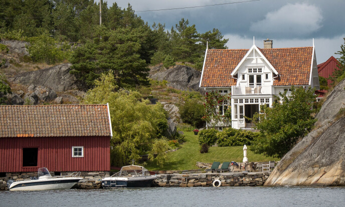 <strong>STEINSØYA:</strong> Arkitekt John Stoud Platous eiendom på Steinsøya har en prisantydning på 30 millioner kroner. Foto: Lars Eivind Bones / Dagbladet. <strong>STEINSØYA:</strong> Arkitekt John Stoud Platous eiendom på Steinsøya har en prisantydning på 30 millioner kroner. Foto: Lars Eivind Bones / Dagbladet.