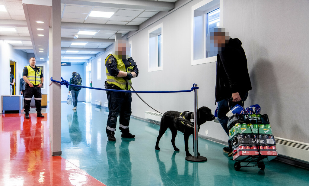 PASSASJERER: Stadig flere turister ankommer ferjeleiet i Kristiansand. Foto: Lars Eivind Bones / Dagbladet. PASSASJERER: Stadig flere turister ankommer ferjeleiet i Kristiansand. Foto: Lars Eivind Bones / Dagbladet.